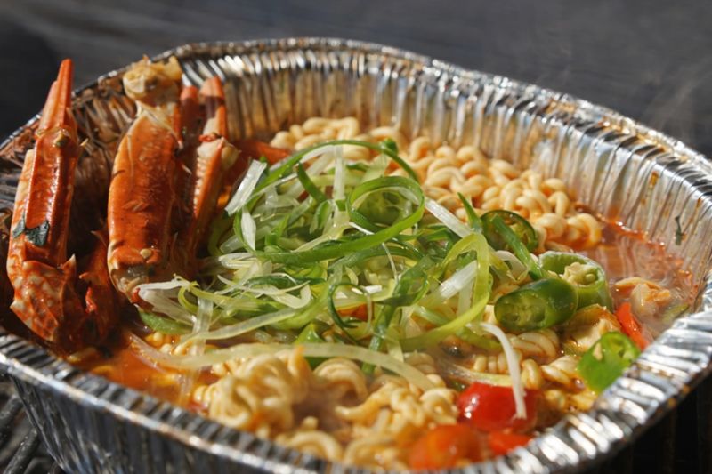 Морепродукты в контейнере из алюминиевой фольги