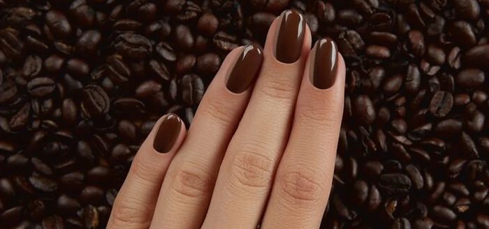 Модний манікюр осінь-зима 2025/2026: теплота, глибина та трохи блиску - фото 2